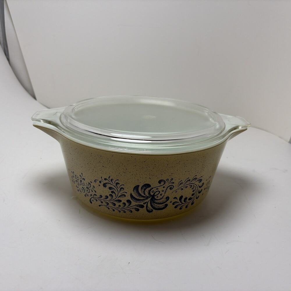 Pyrex covered casserole 475B tan, blue, Homestead, Clear lid, Cinderella tabs